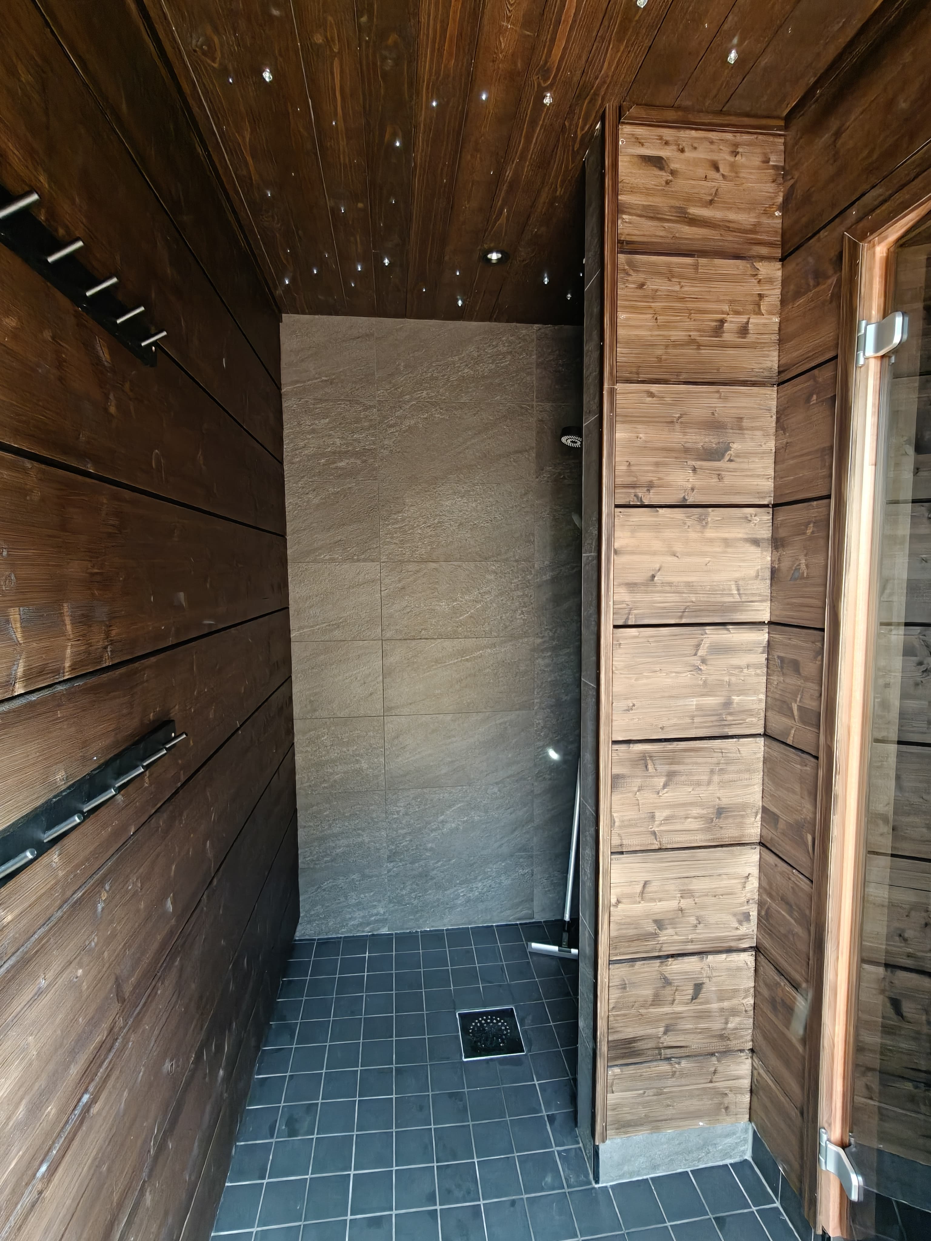 Pesuhuone sauna suihku tähtikatto