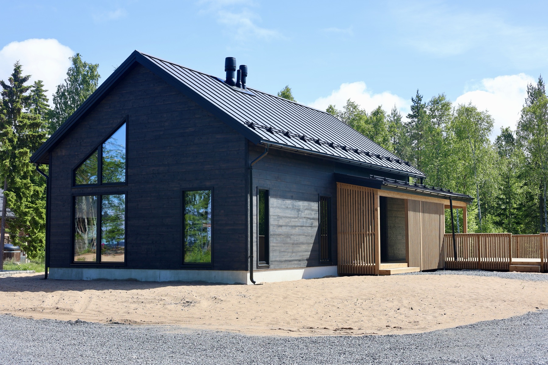 Kultahelmi julkisivu musta moderni huvila Kalajoki