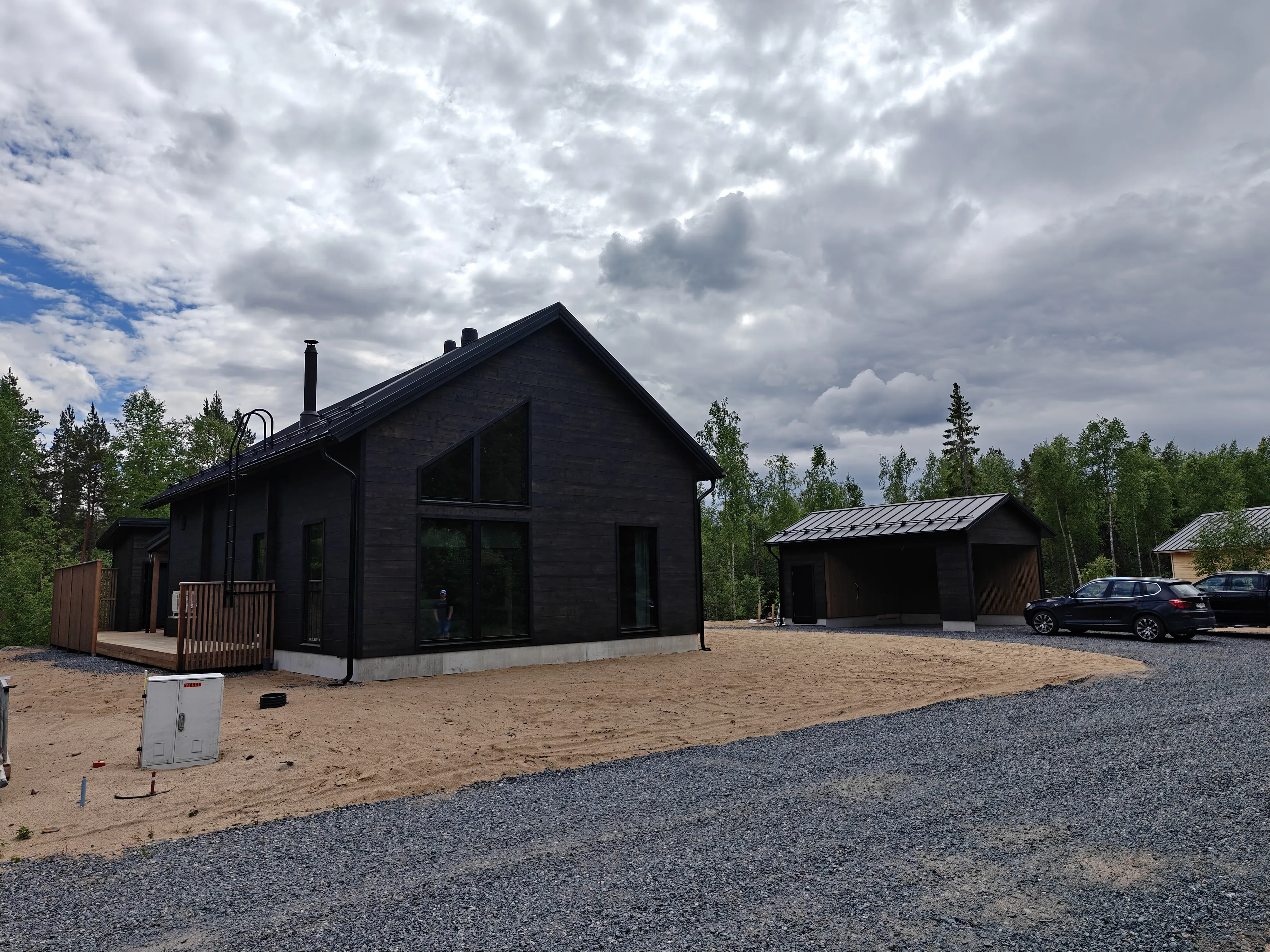 Kultahelmi julkisivu panoraamaikkunat